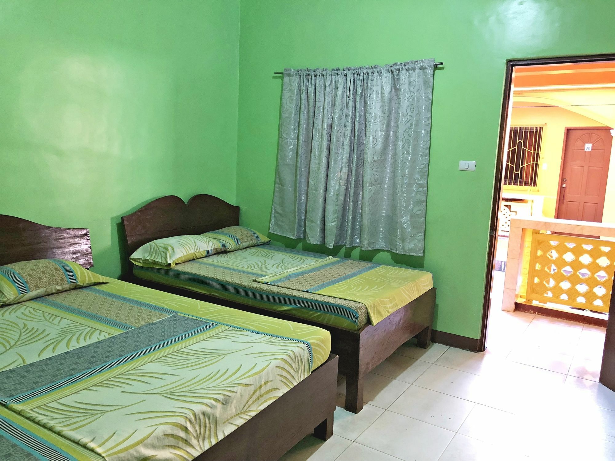 Queen Of Isle Cottages And Restaurant Puerto Galera Exterior photo